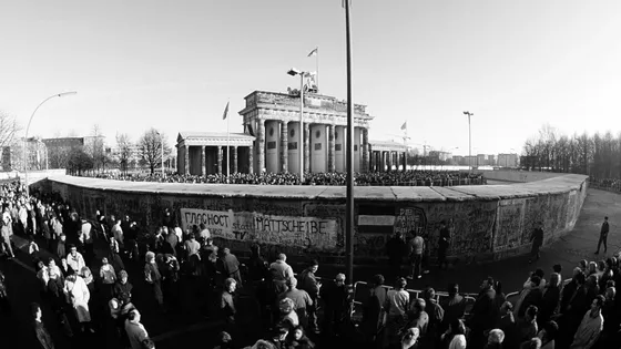 Archive photograph: the Brandenburg Gate, December 1989